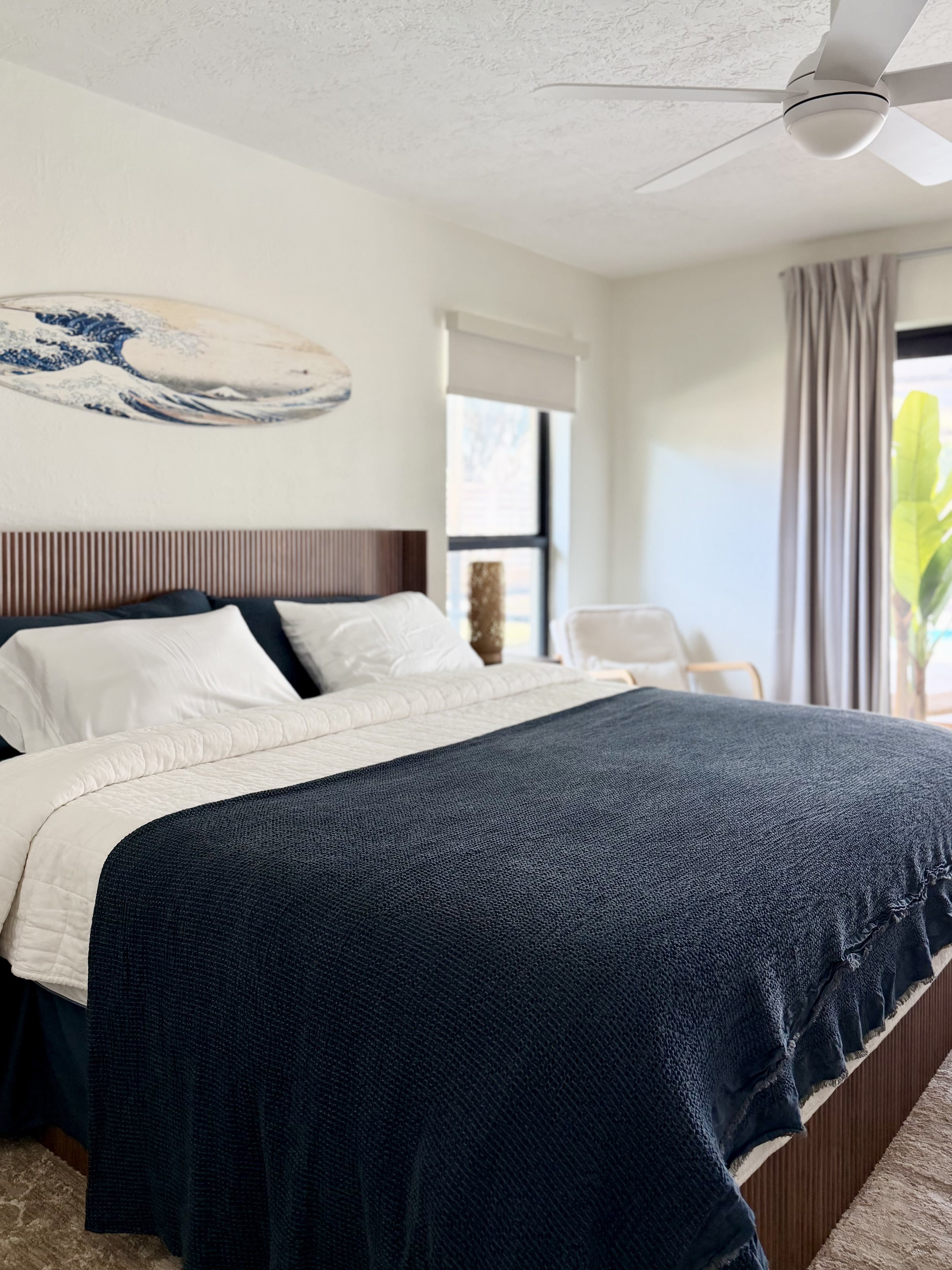 King suite with wave art